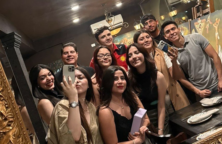 Grupo de vida de Jóvenes reunido