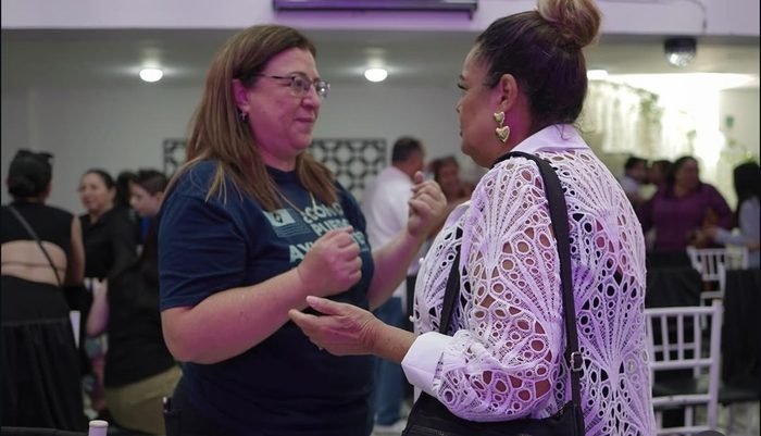 Miembros de la comunidad conversando en un evento
