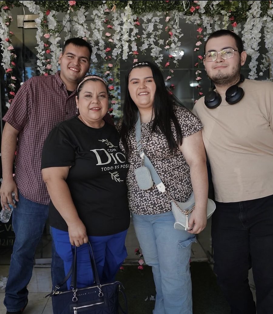 Familia de la comunidad sonriendo juntos